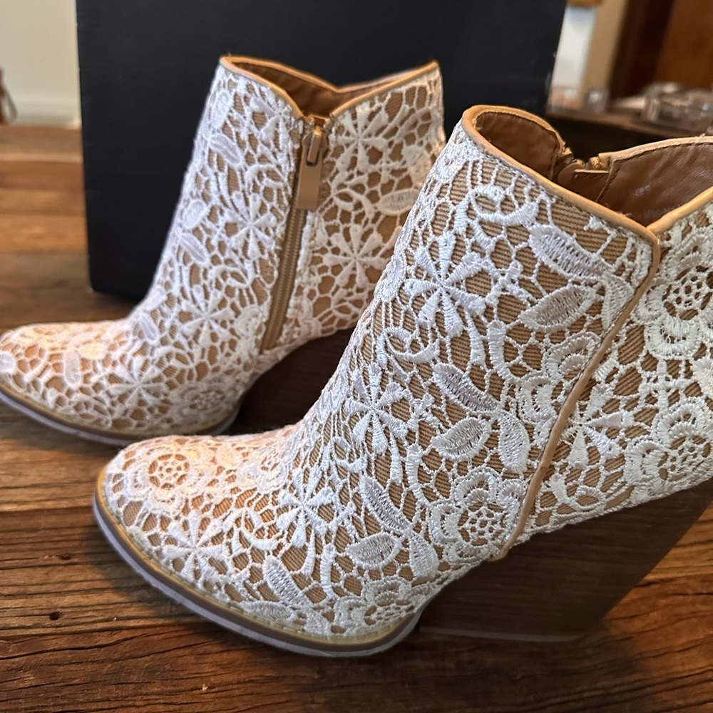 Very Volatile Lace Wedge Boots - White and Tan - Picture 3 of 10